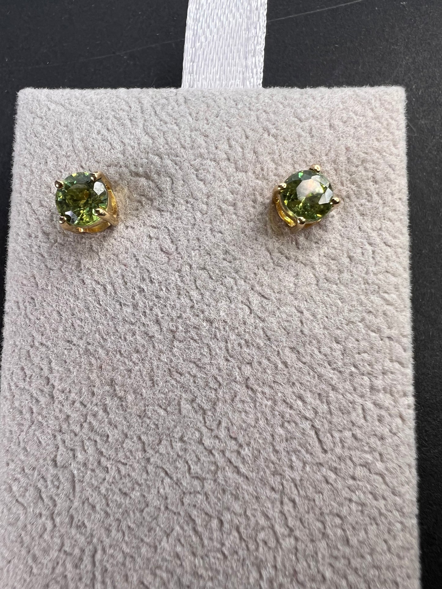 14k gold 4.5mm mint peridot stud earrings