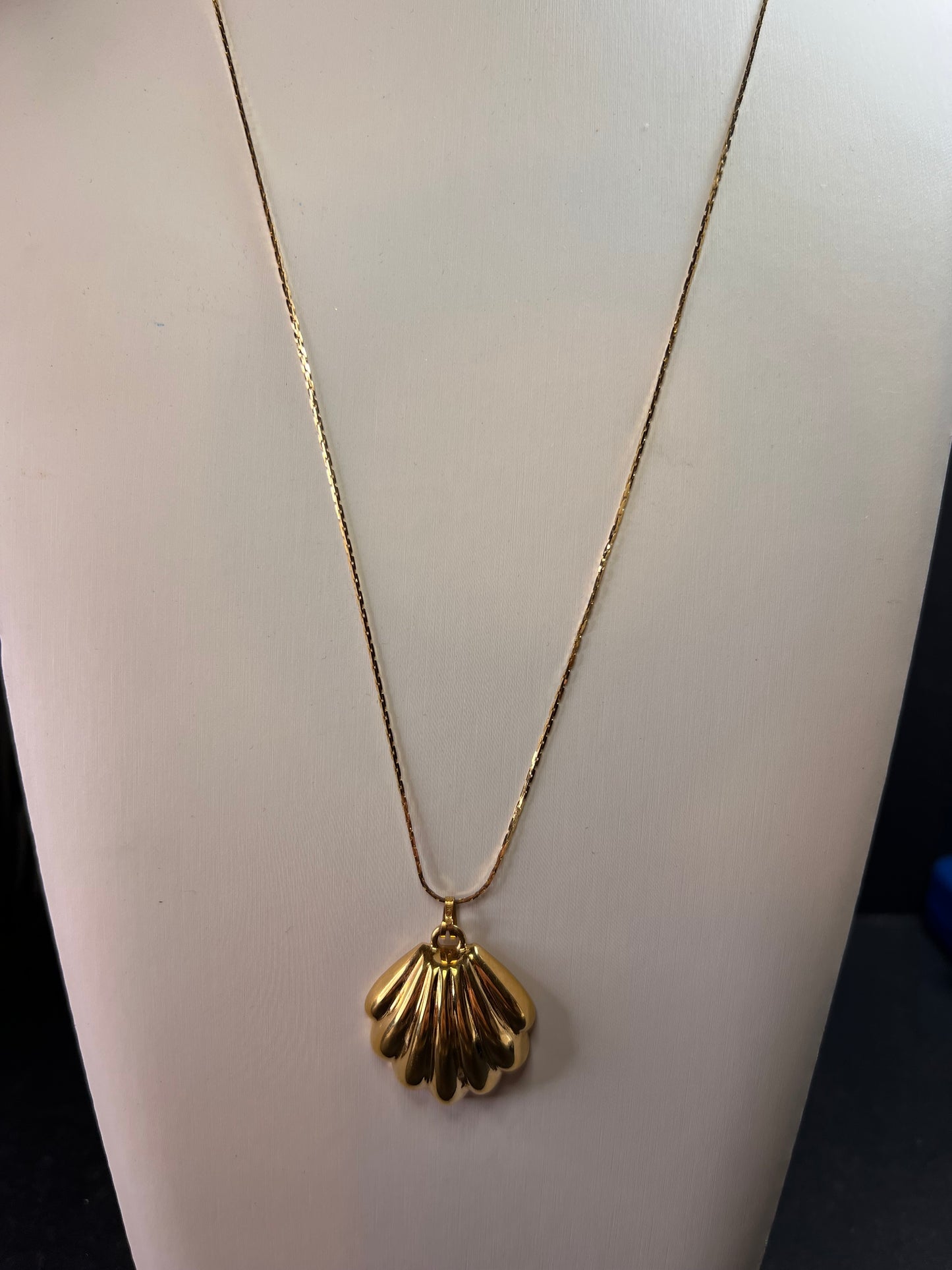 Vintage Monet Shell Pendant Necklace Gold Tone 24 Inch Coastal MCM