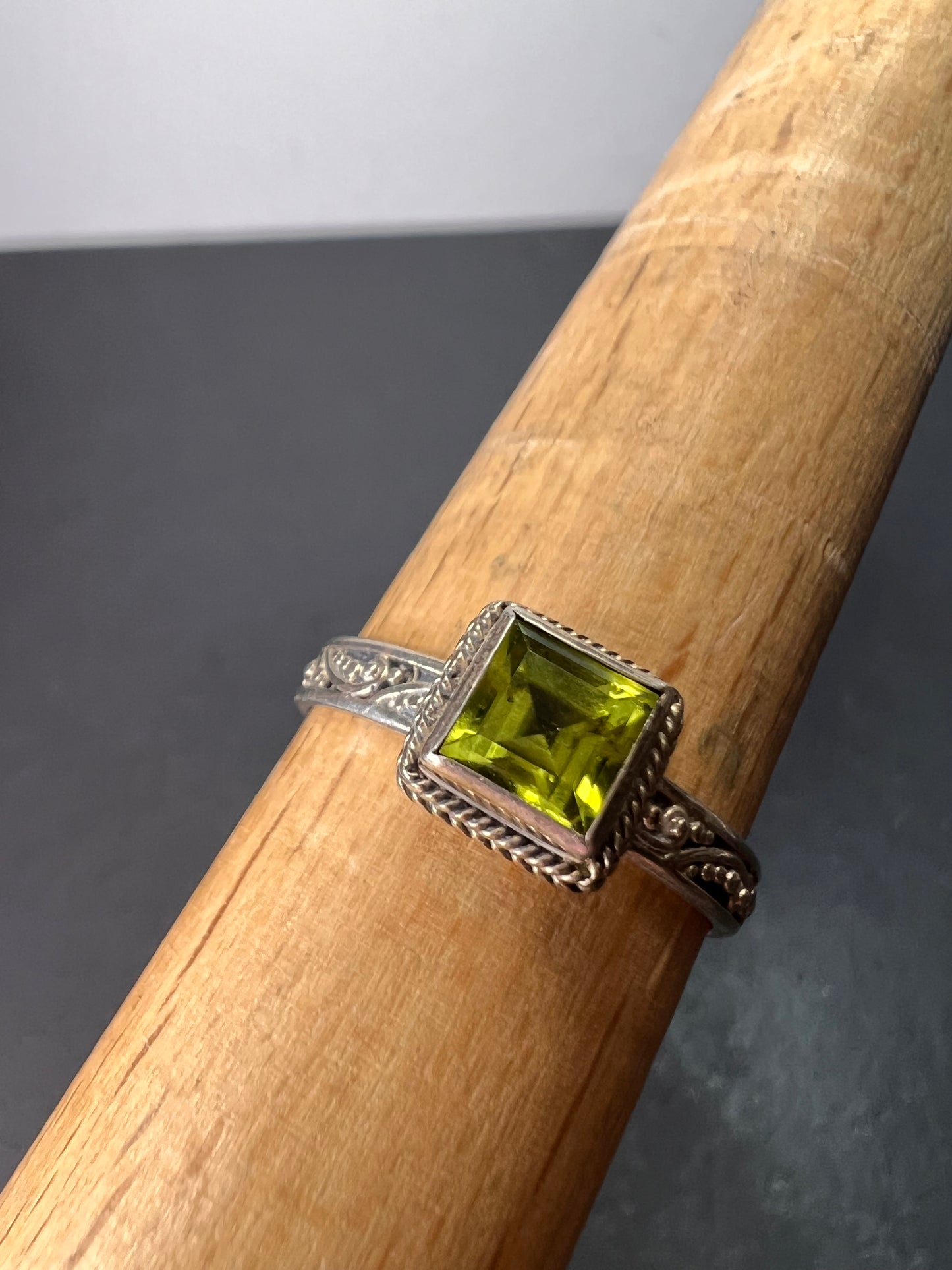 Sarda designer peridot and sterling silver ring size 9