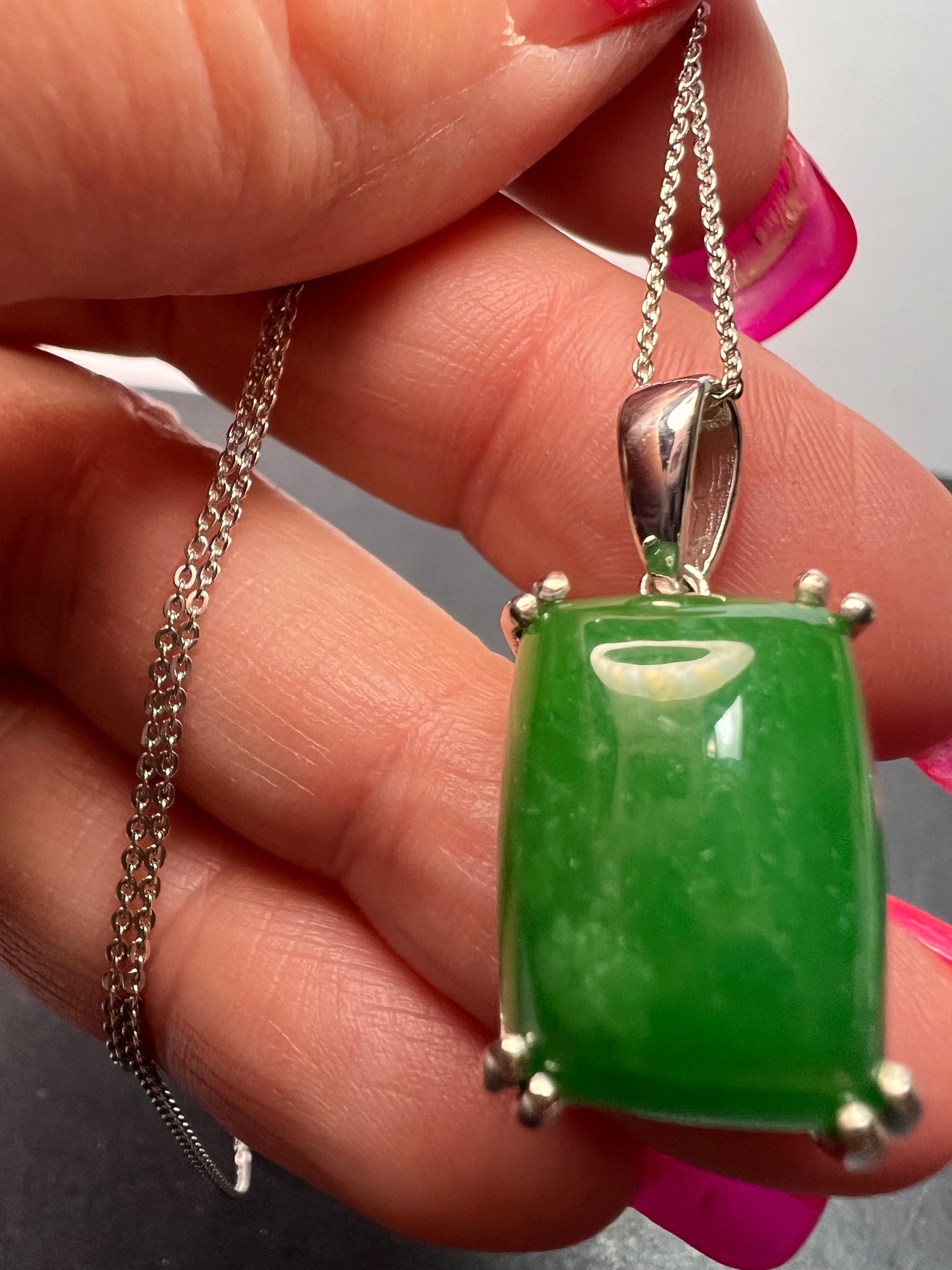 Green Jade solitaire pendant and chain necklace in platinum over sterling silver 20 inch *NEW*