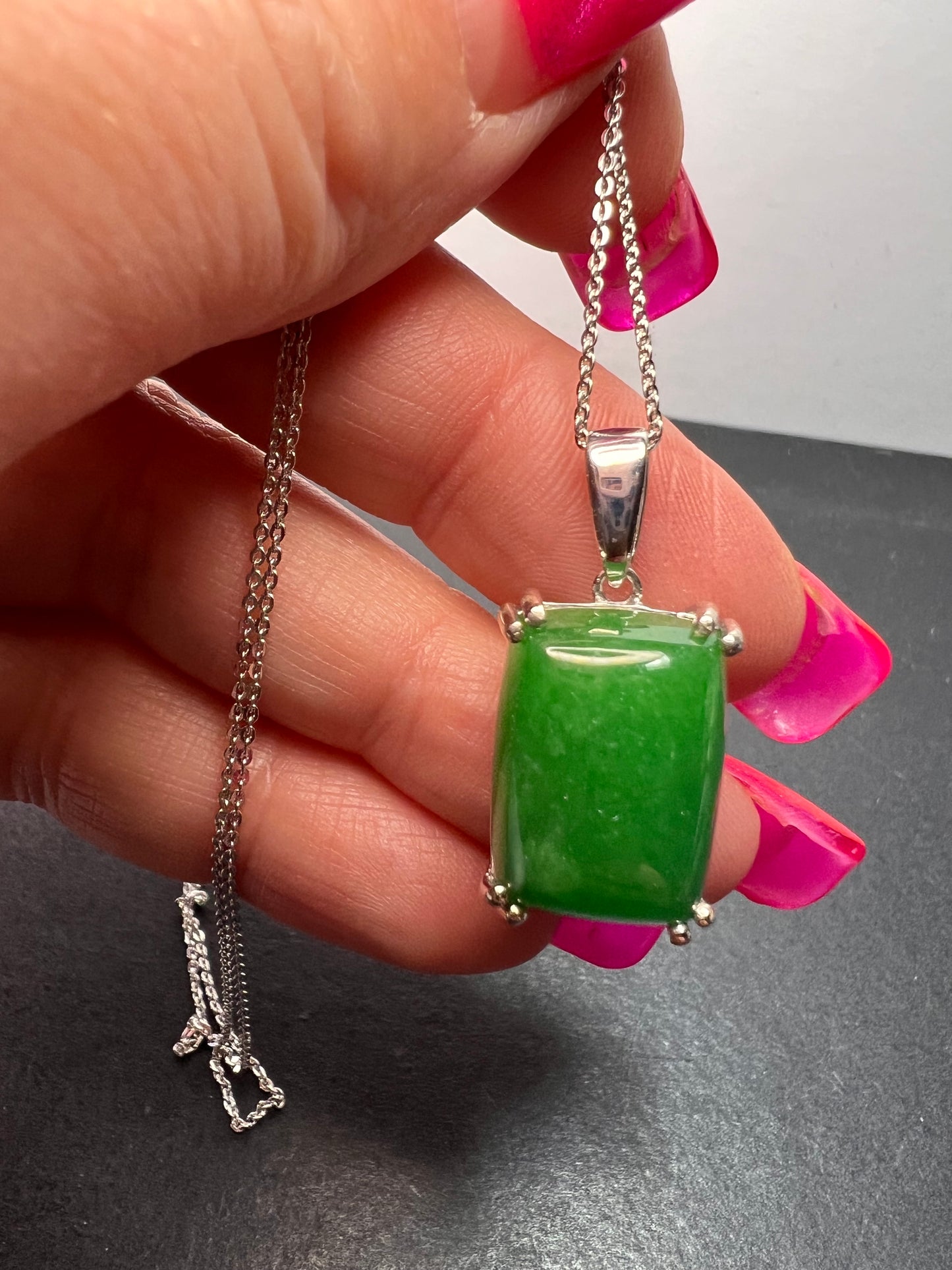 Green Jade solitaire pendant and chain necklace in platinum over sterling silver 20 inch *NEW*