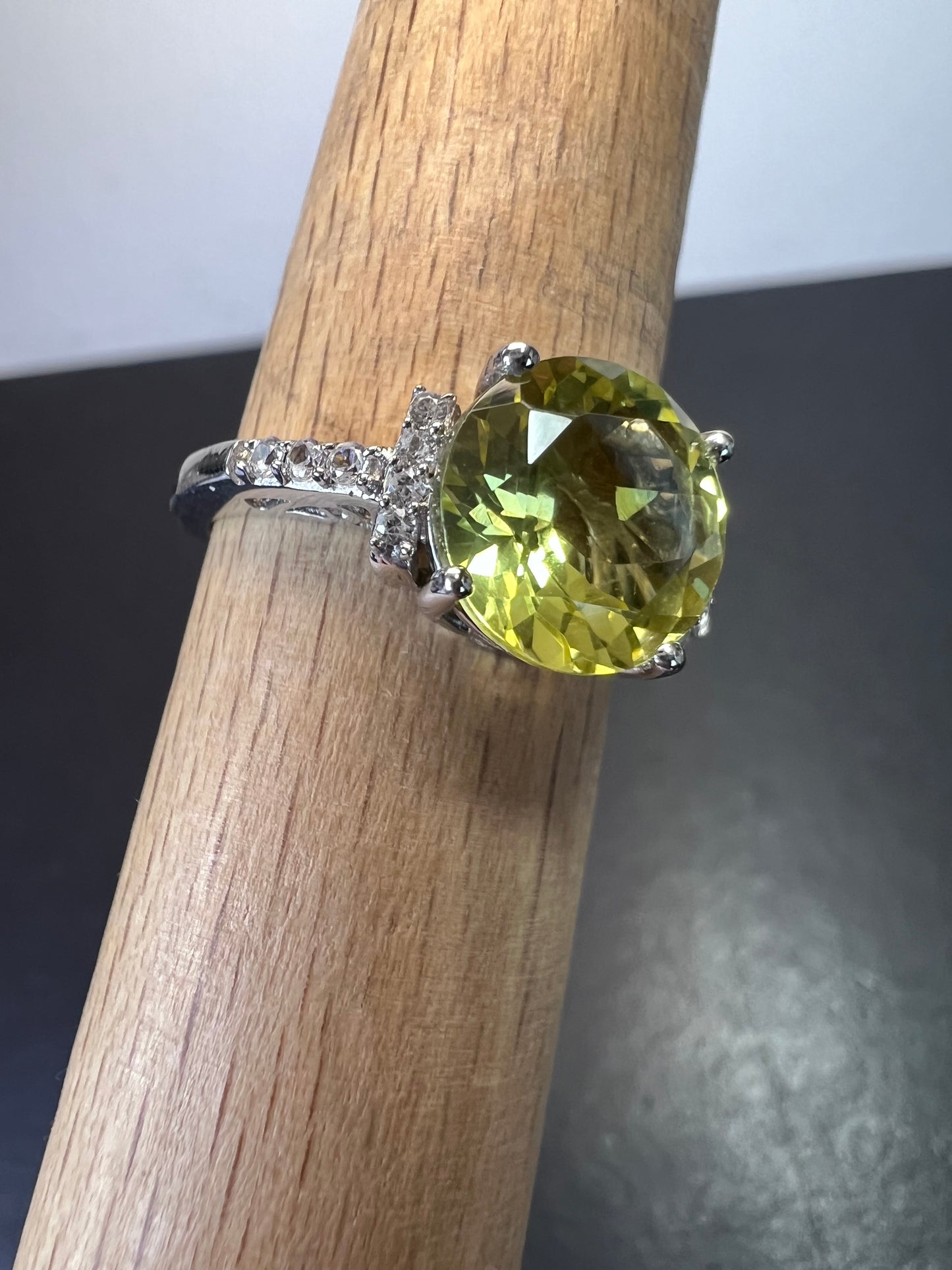 Ouro verde / lemon Quartz and white zircon sterling ring size 9