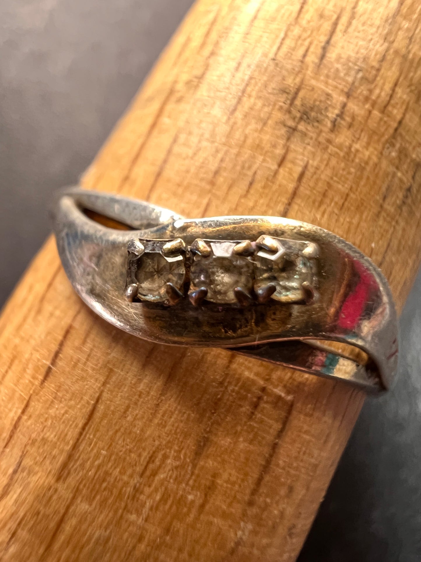Vintage sterling silver ring with glass stones size 8