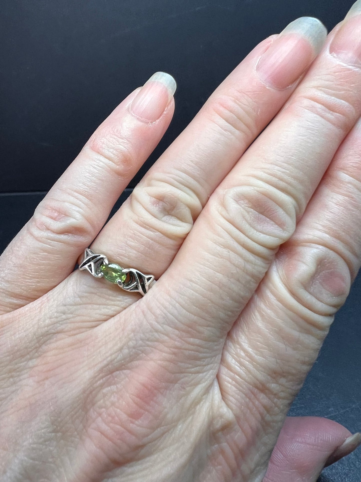 Vintage Helen Andrews peridot hugs and kisses Sterling silver ring size 6.5