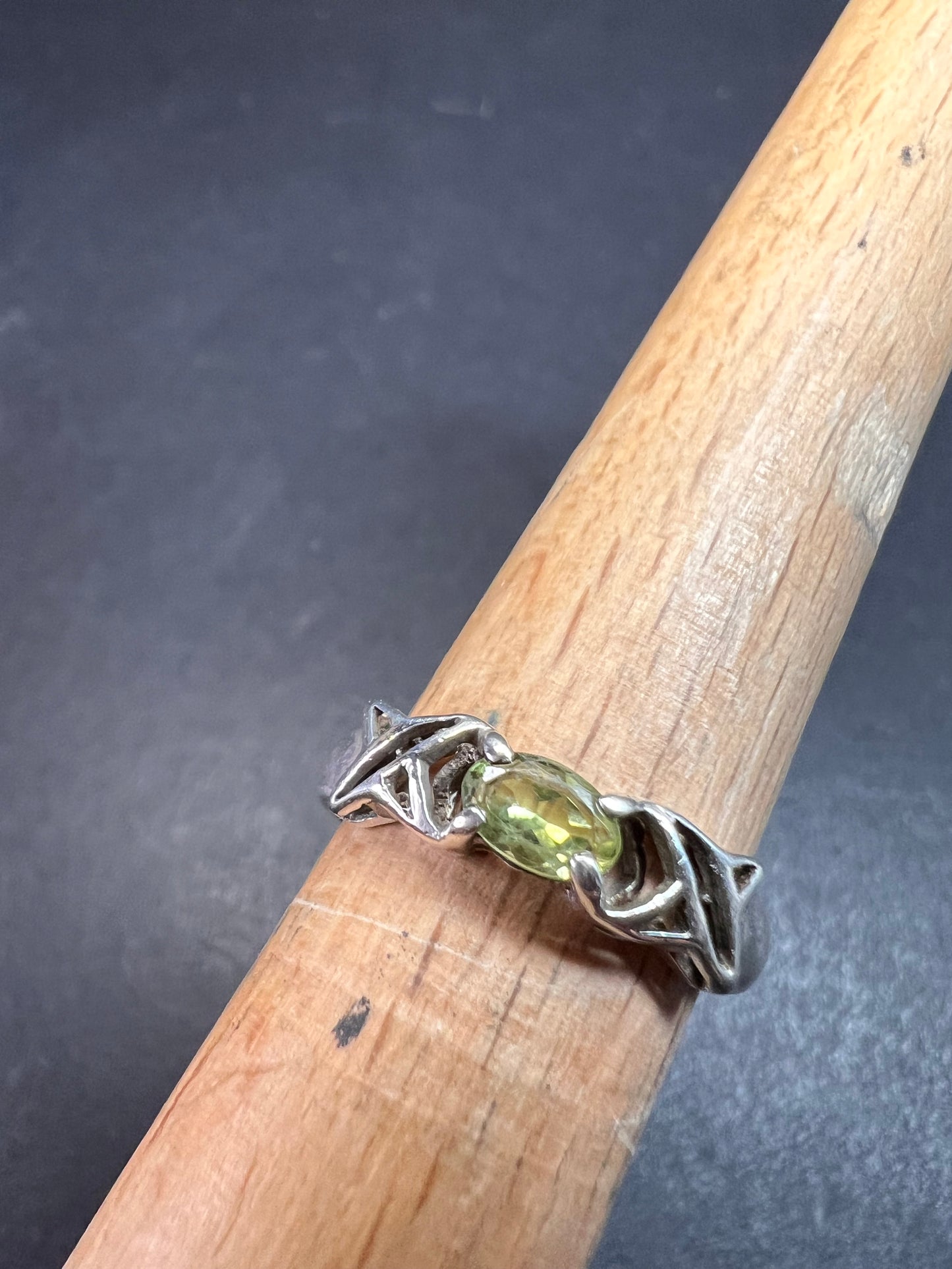 Vintage Helen Andrews peridot hugs and kisses Sterling silver ring size 6.5