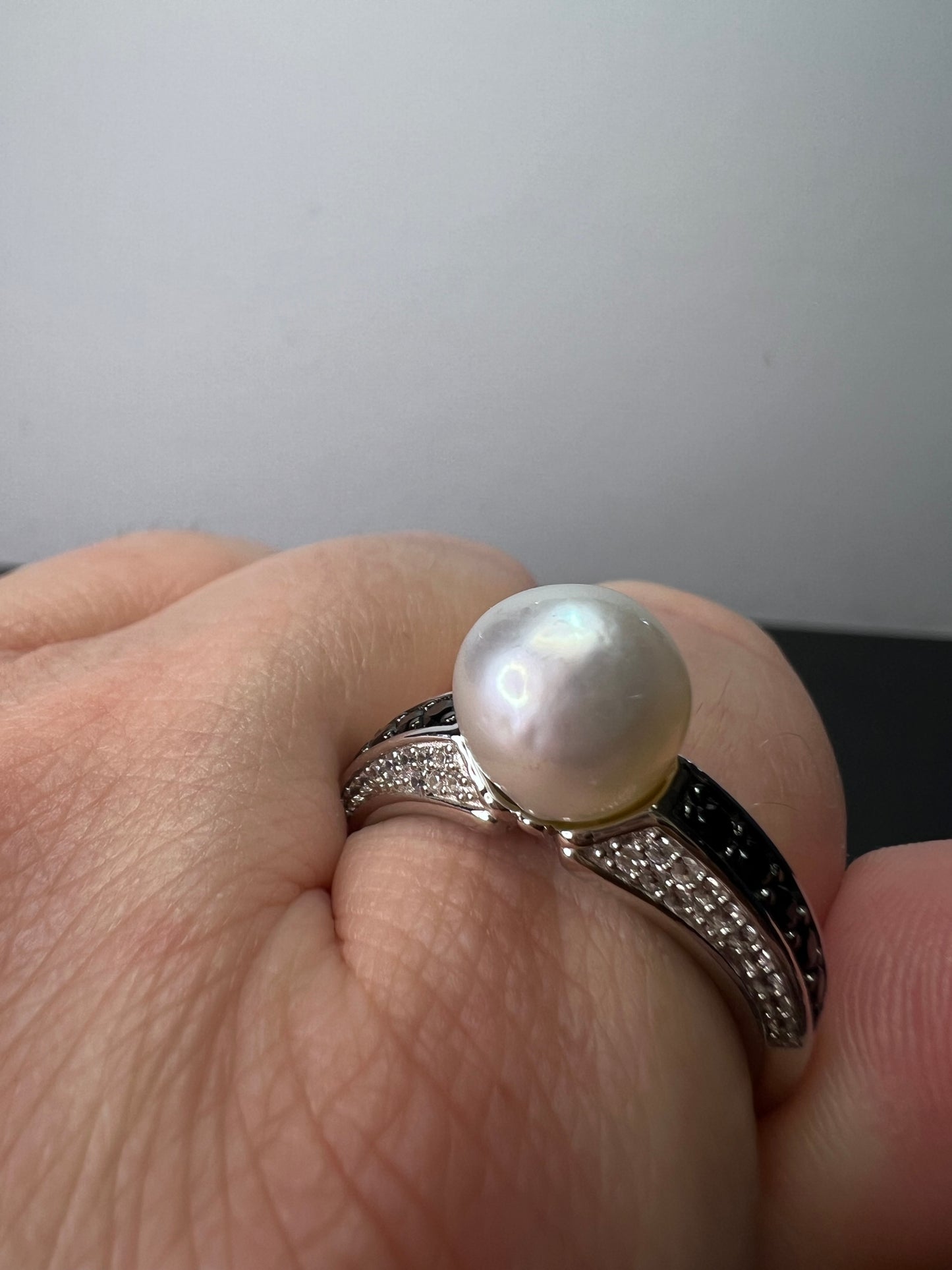 White cultured pearl and black spinel sterling silver ring size 9