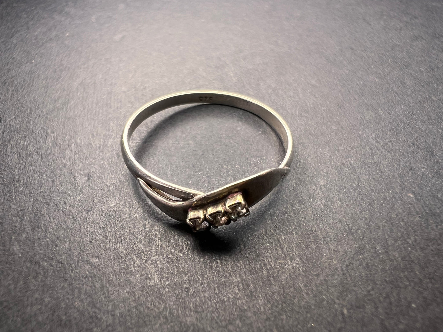 Vintage sterling silver ring with glass stones size 8