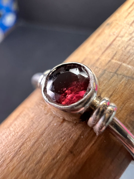 Vintage sterling silver garnet solitaire garnet ring size 7.5