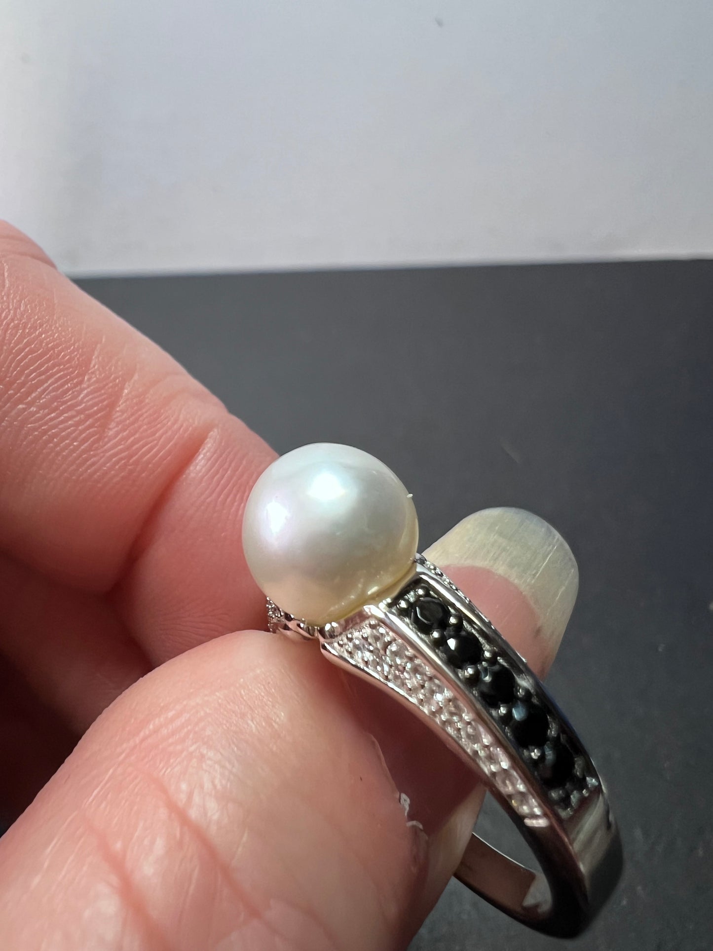 White cultured pearl and black spinel sterling silver ring size 9