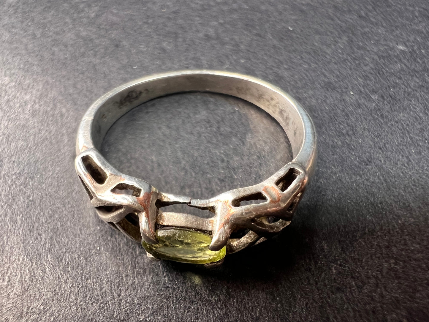 Vintage Helen Andrews peridot hugs and kisses Sterling silver ring size 6.5