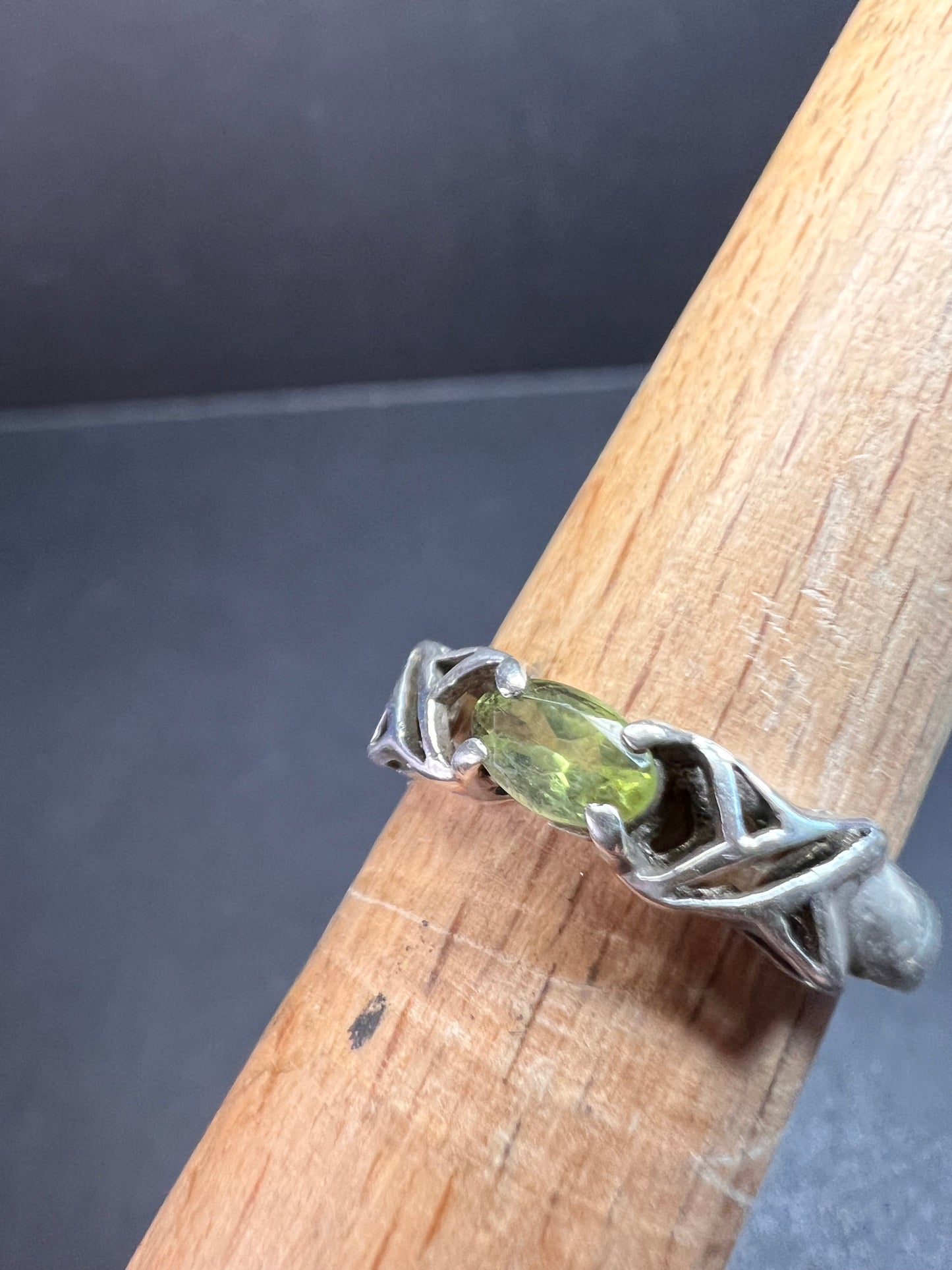 Vintage Helen Andrews peridot hugs and kisses Sterling silver ring size 6.5