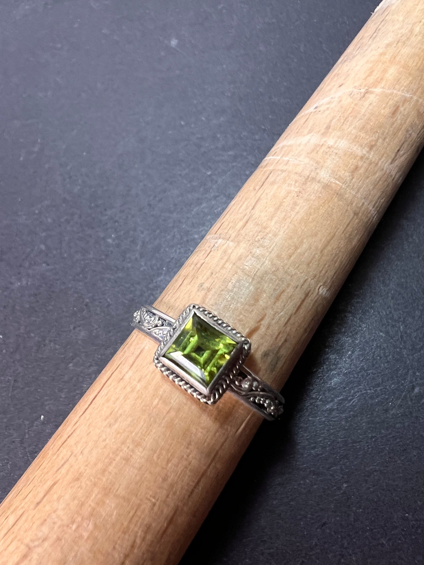 Sarda designer peridot and sterling silver ring size 9