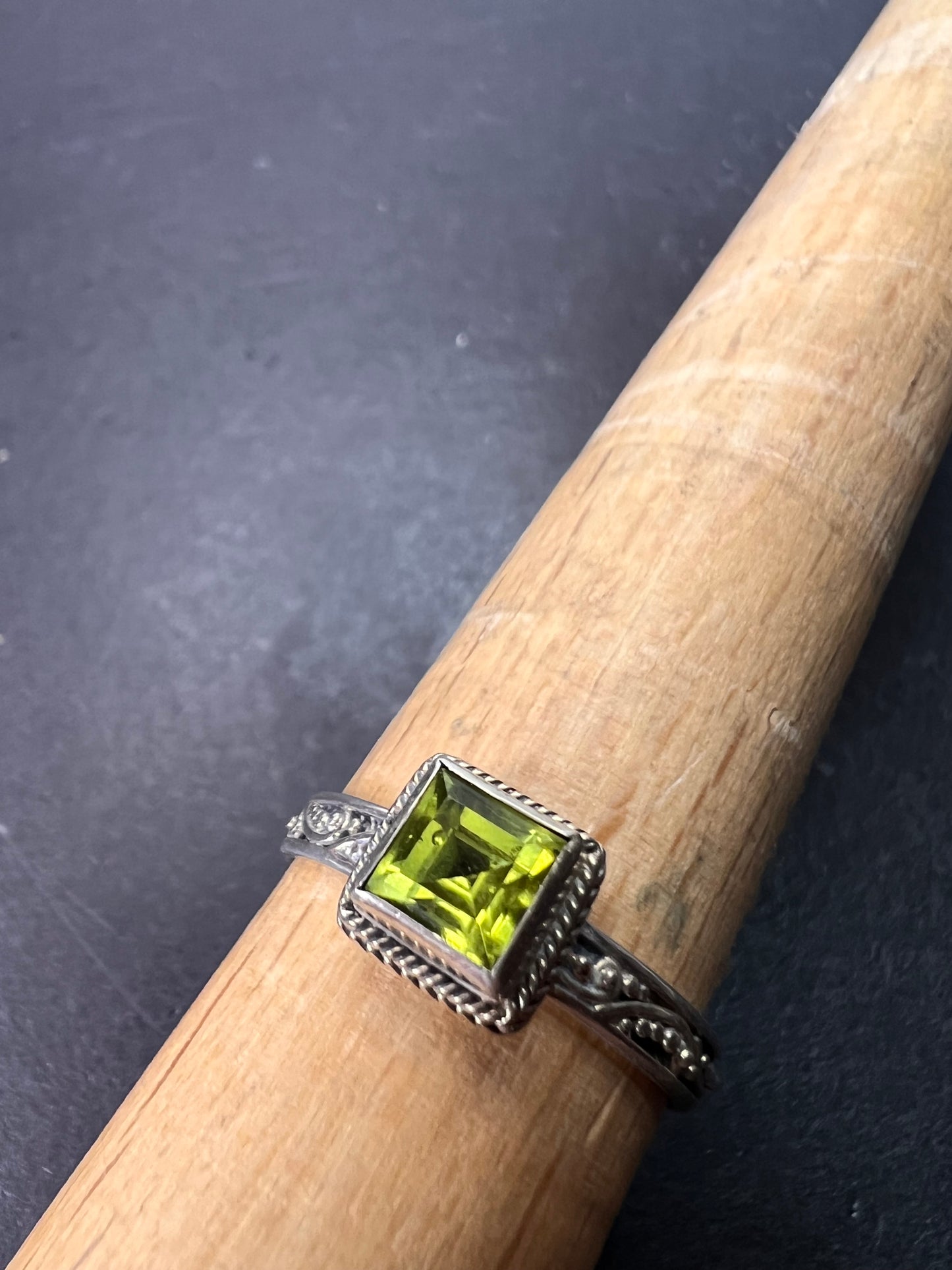 Sarda designer peridot and sterling silver ring size 9