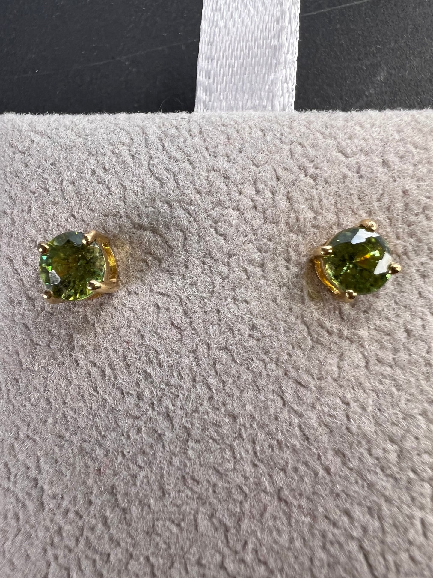 14k gold 4.5mm mint peridot stud earrings