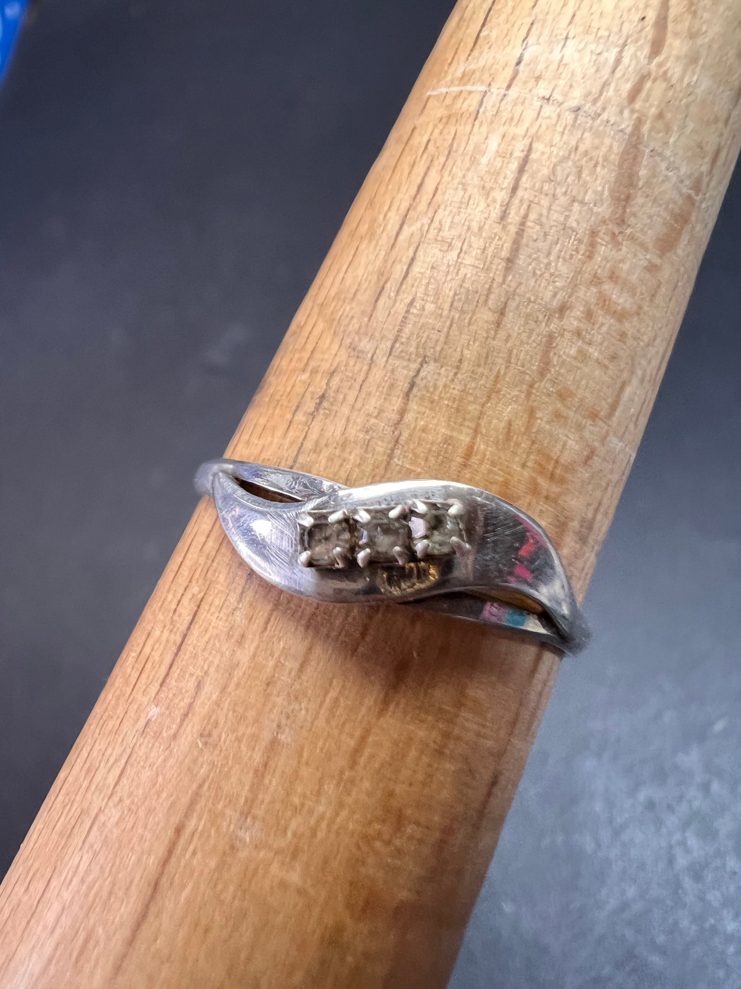 Vintage sterling silver ring with glass stones size 8