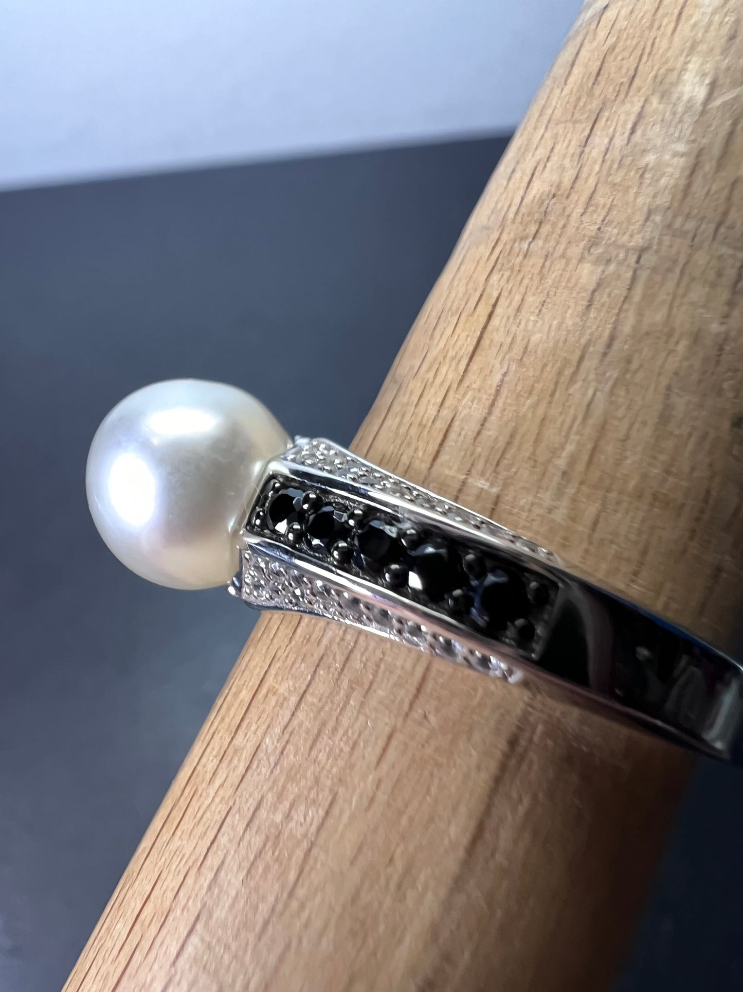 White cultured pearl and black spinel sterling silver ring size 9