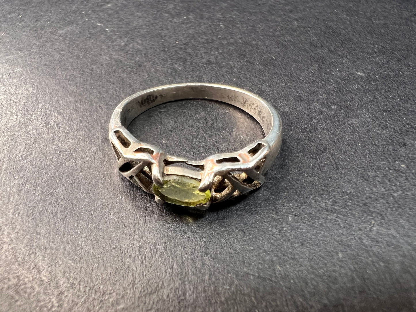 Vintage Helen Andrews peridot hugs and kisses Sterling silver ring size 6.5
