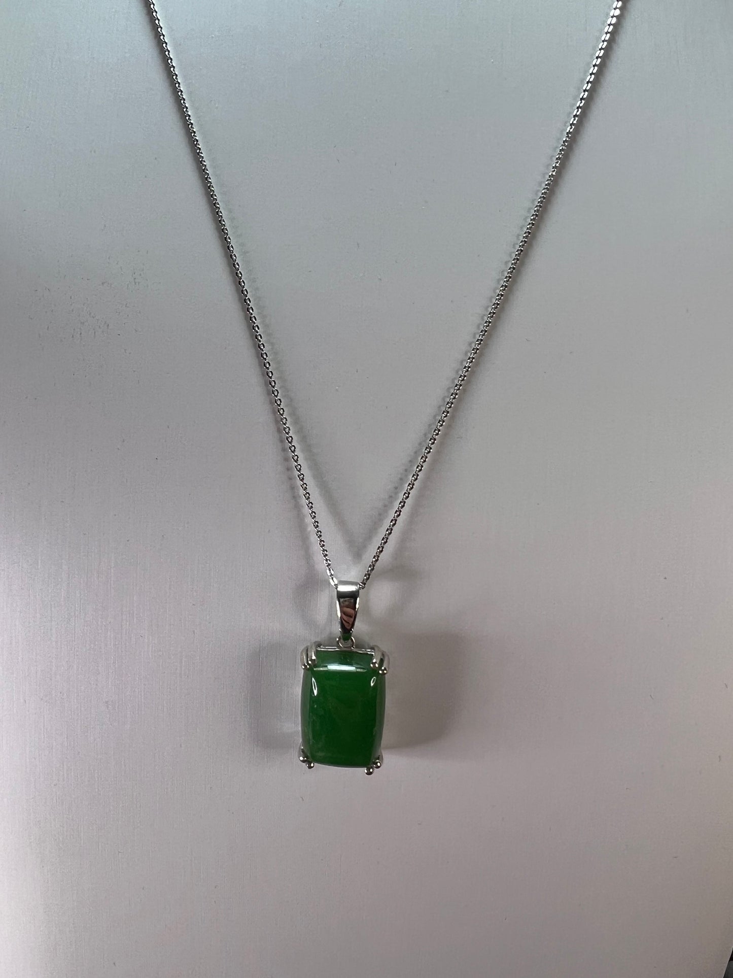 Green Jade solitaire pendant and chain necklace in platinum over sterling silver 20 inch *NEW*