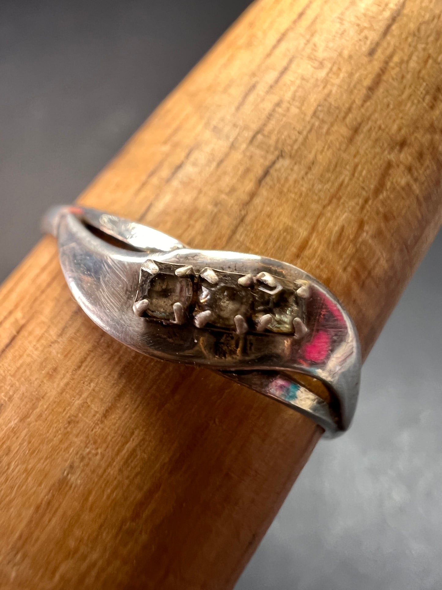 Vintage sterling silver ring with glass stones size 8
