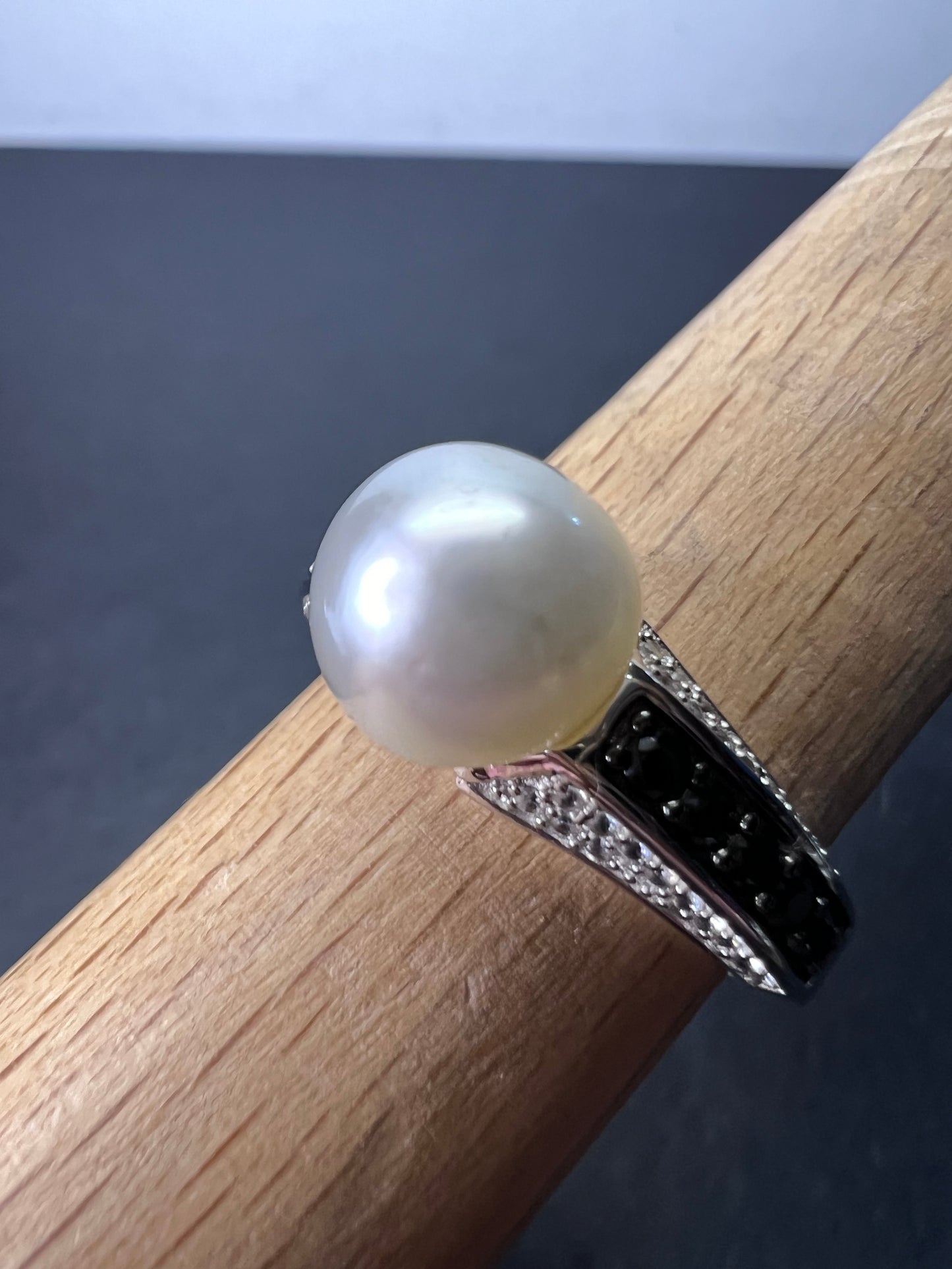 White cultured pearl and black spinel sterling silver ring size 9