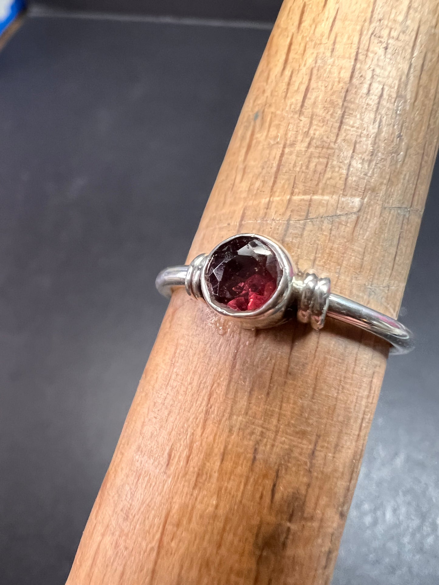 Vintage sterling silver garnet solitaire garnet ring size 7.5