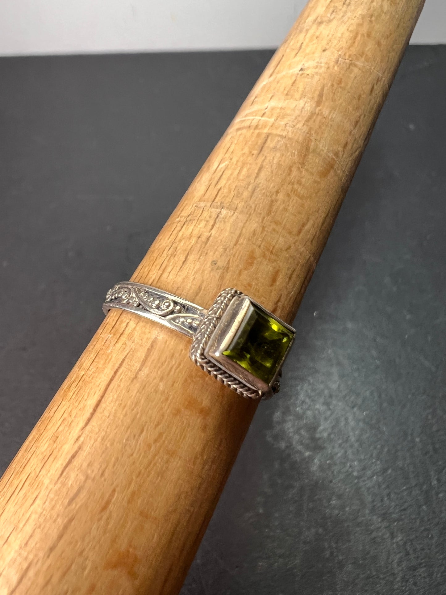 Sarda designer peridot and sterling silver ring size 9