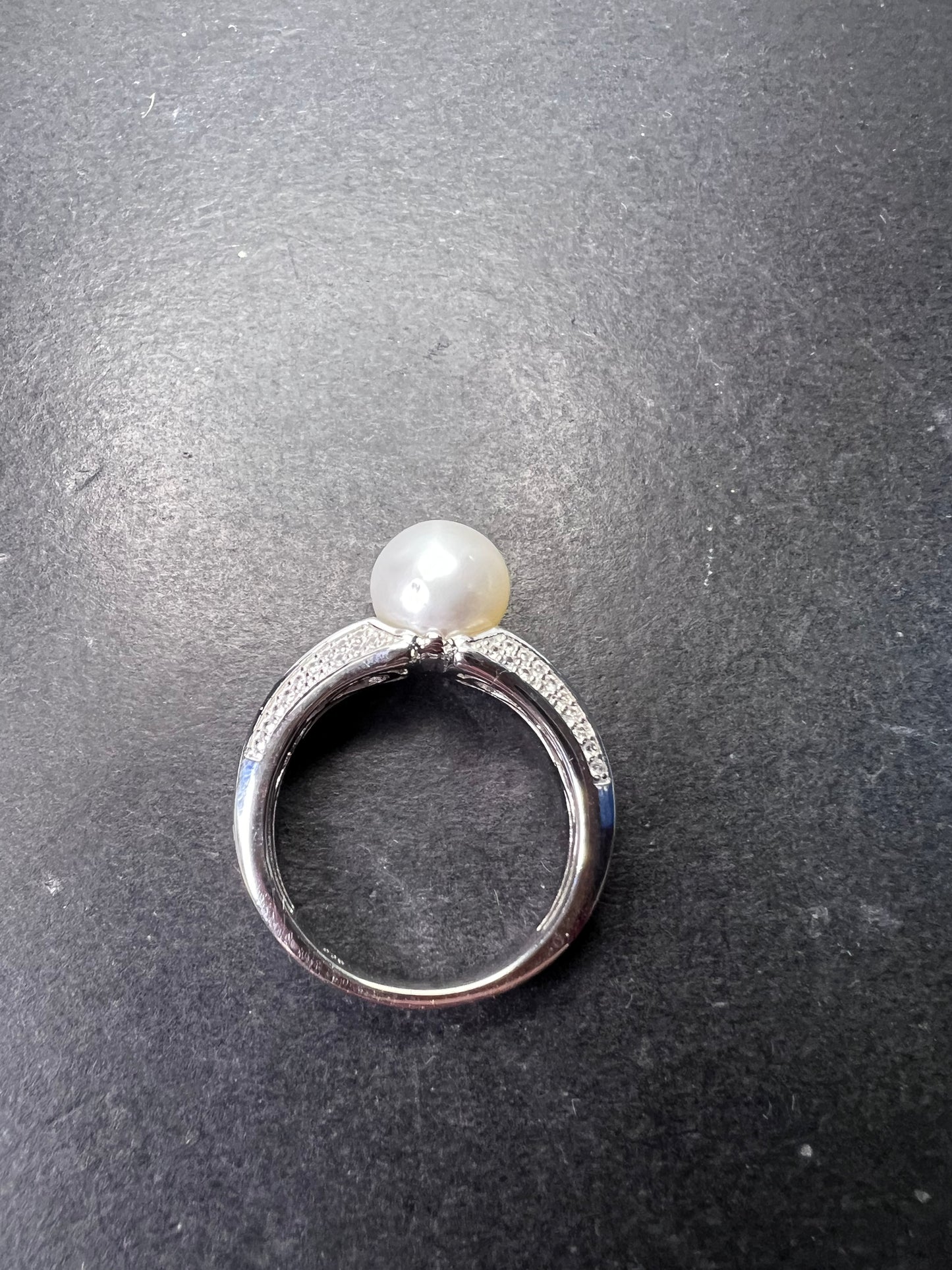 White cultured pearl and black spinel sterling silver ring size 9