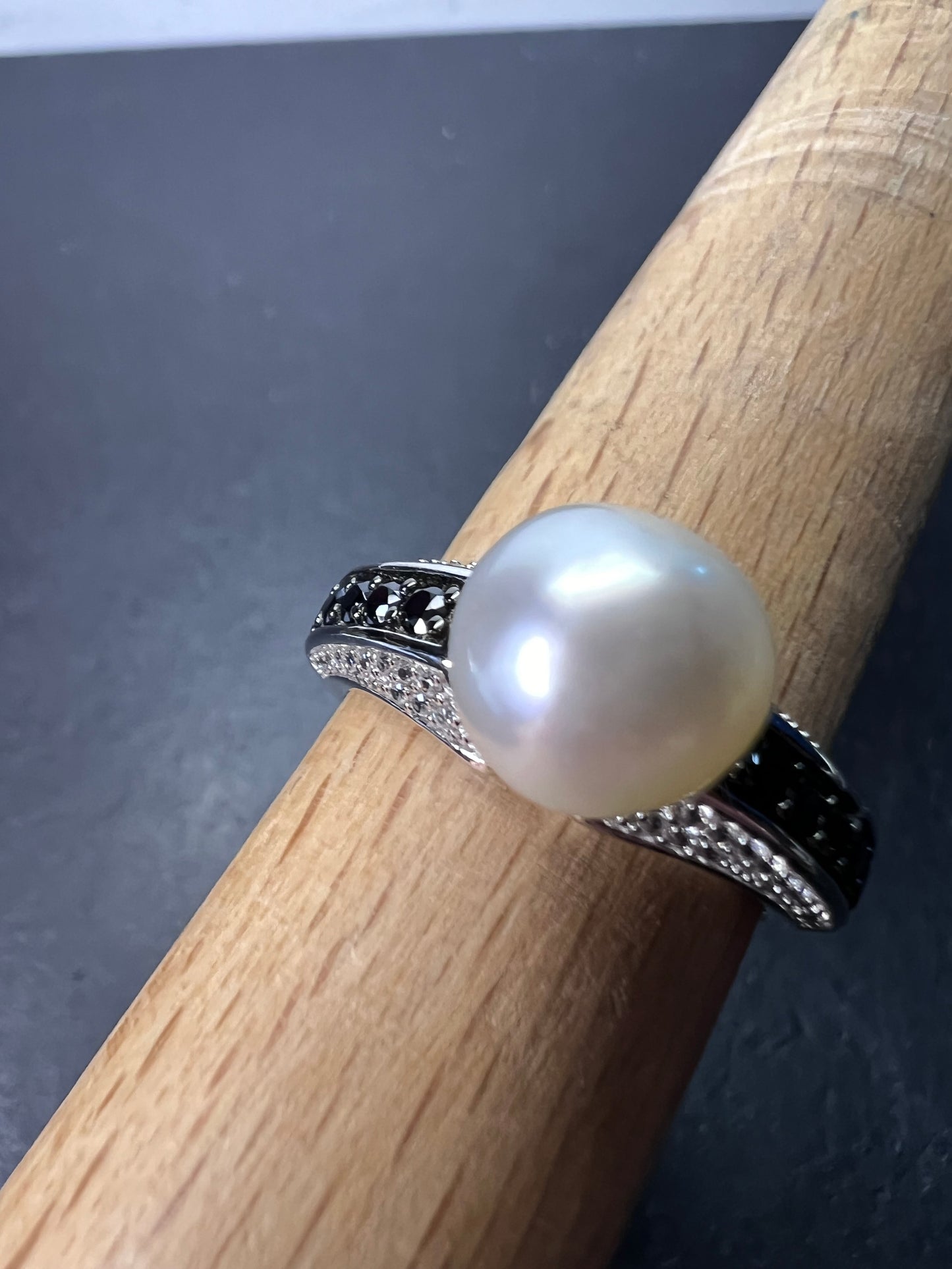 White cultured pearl and black spinel sterling silver ring size 9