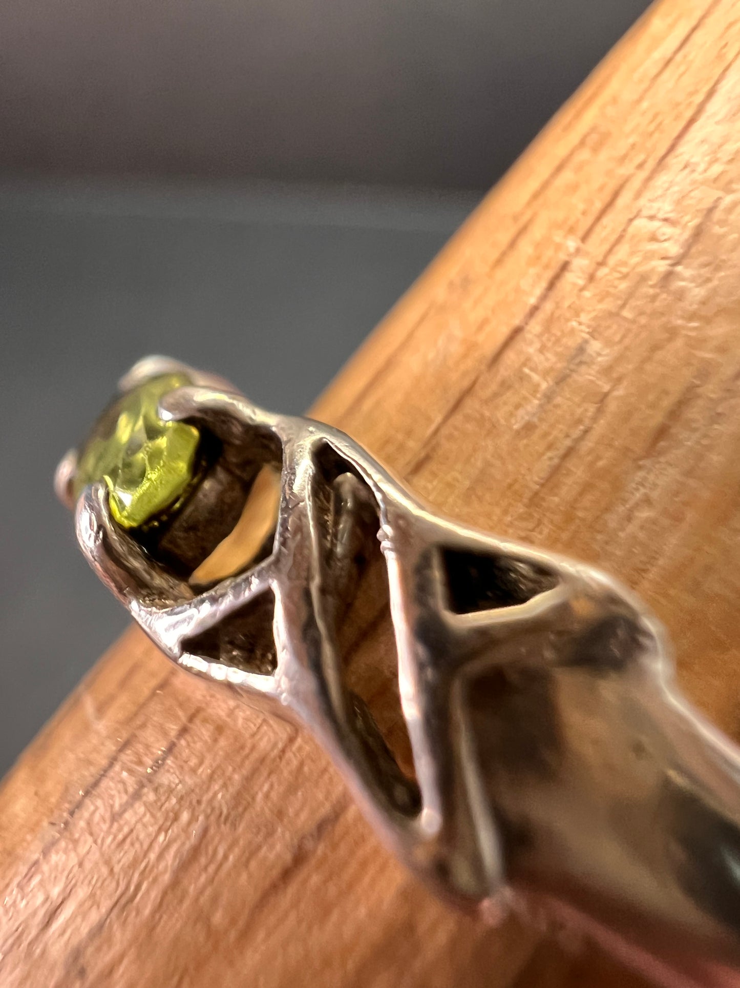 Vintage Helen Andrews peridot hugs and kisses Sterling silver ring size 6.5