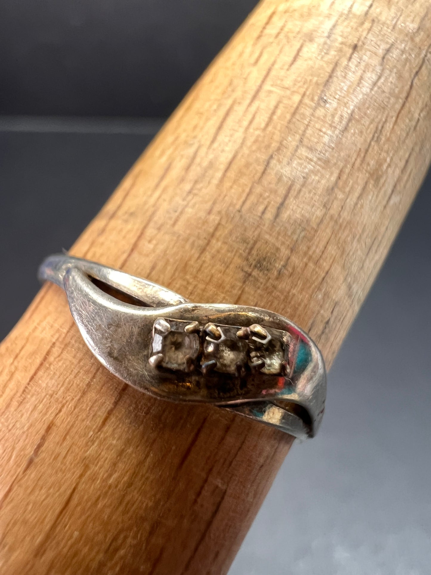 Vintage sterling silver ring with glass stones size 8