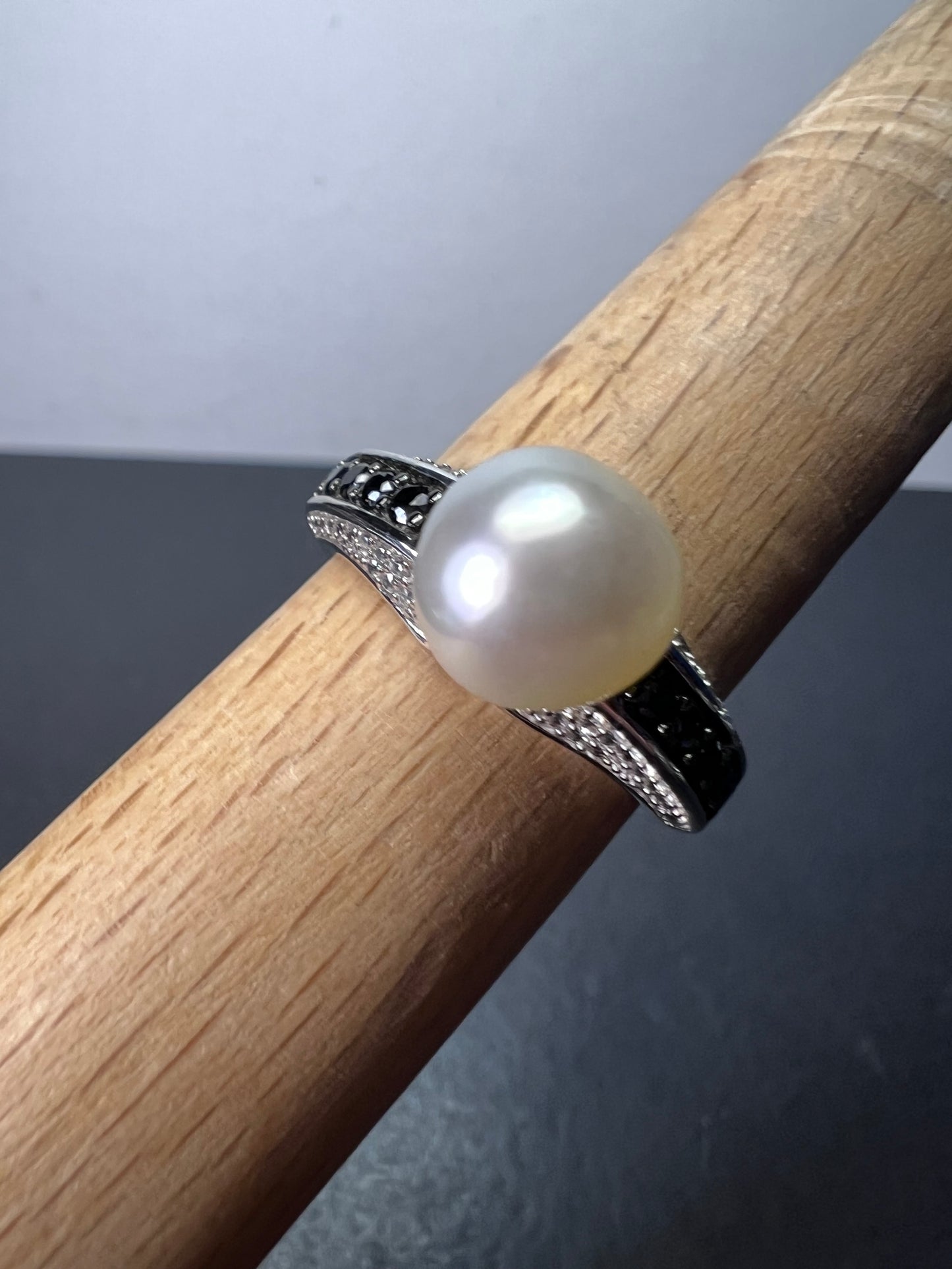 White cultured pearl and black spinel sterling silver ring size 9