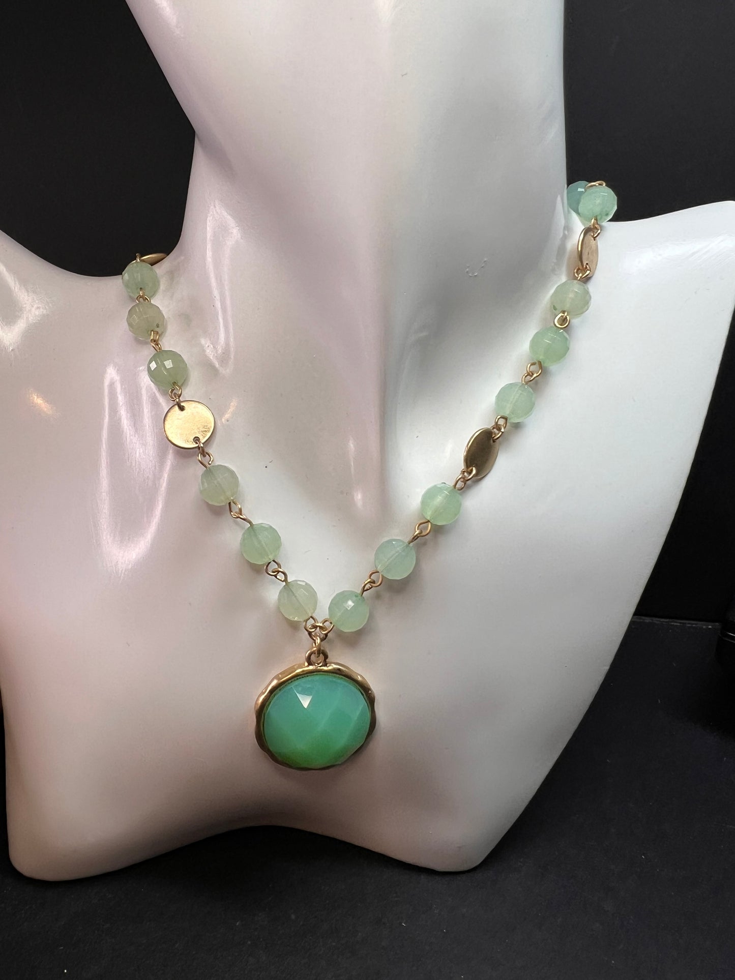 Vivi Love Green Glass Beaded Pendant Necklace Gold Tone 20in