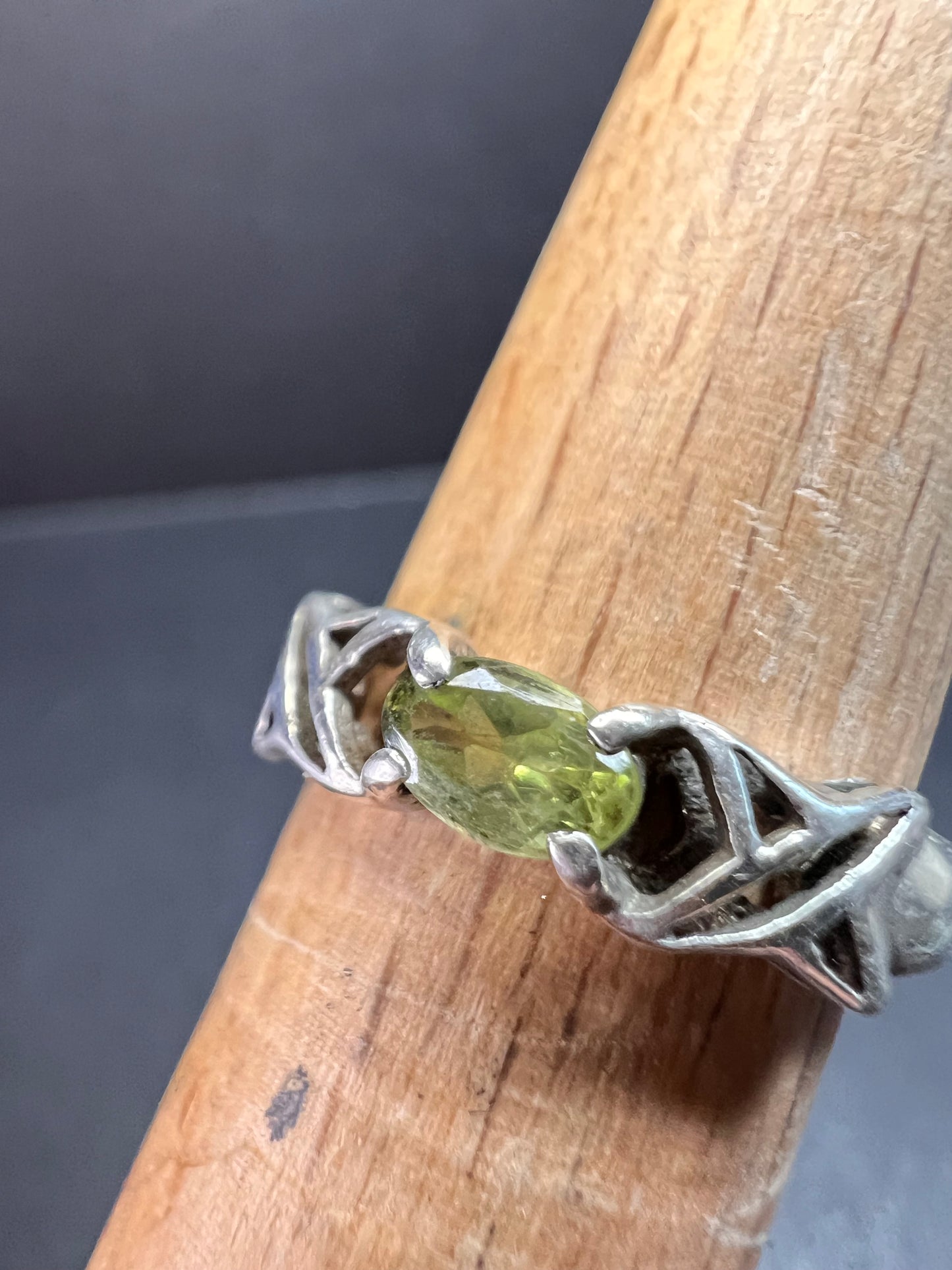 Vintage Helen Andrews peridot hugs and kisses Sterling silver ring size 6.5