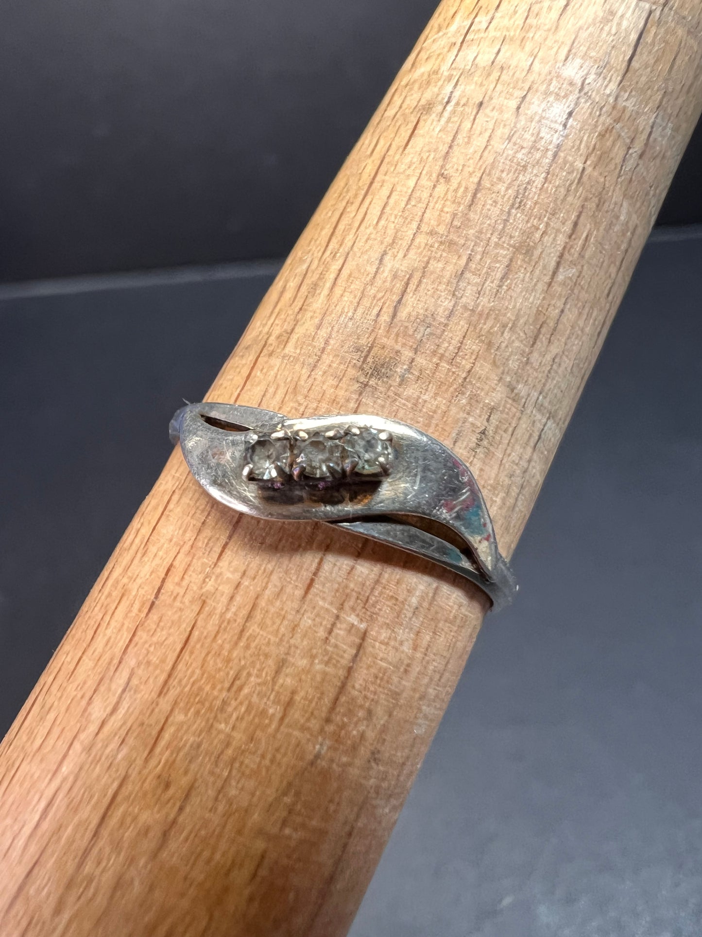 Vintage sterling silver ring with glass stones size 8