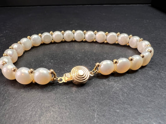 Vintage 14k gold freshwater pearl bracelet