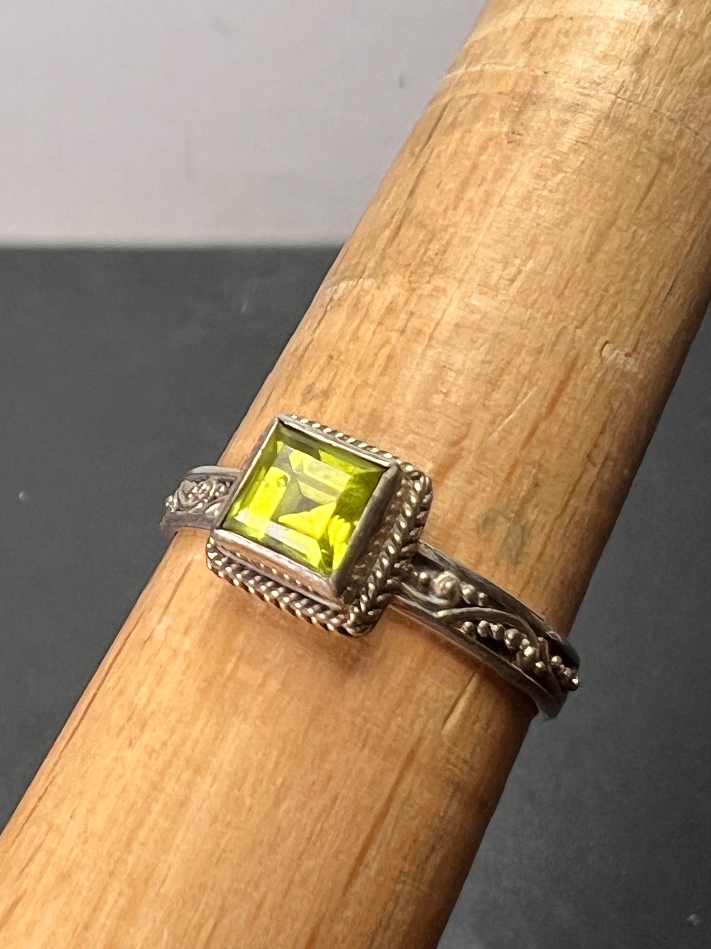 Sarda designer peridot and sterling silver ring size 9