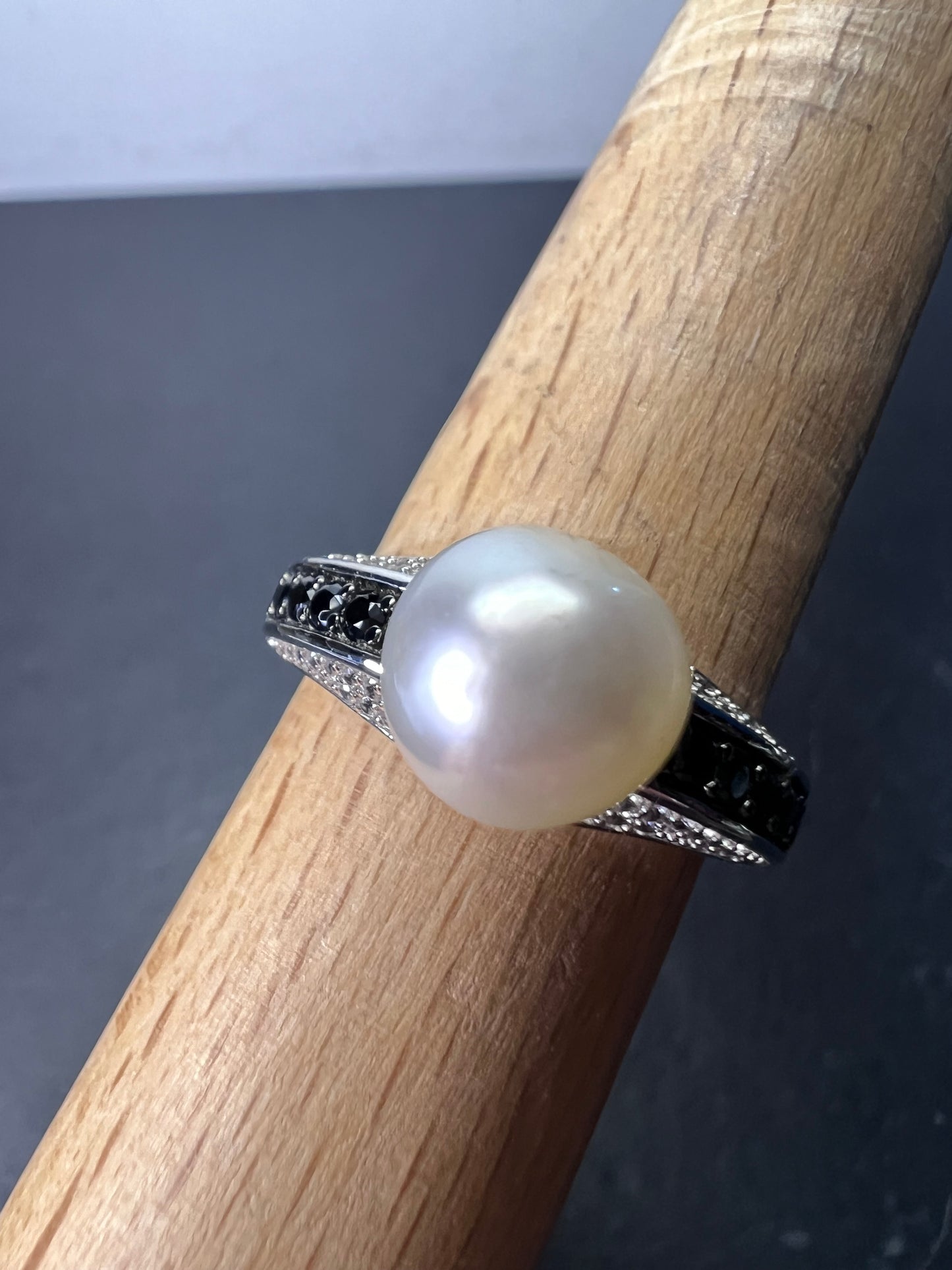 White cultured pearl and black spinel sterling silver ring size 9