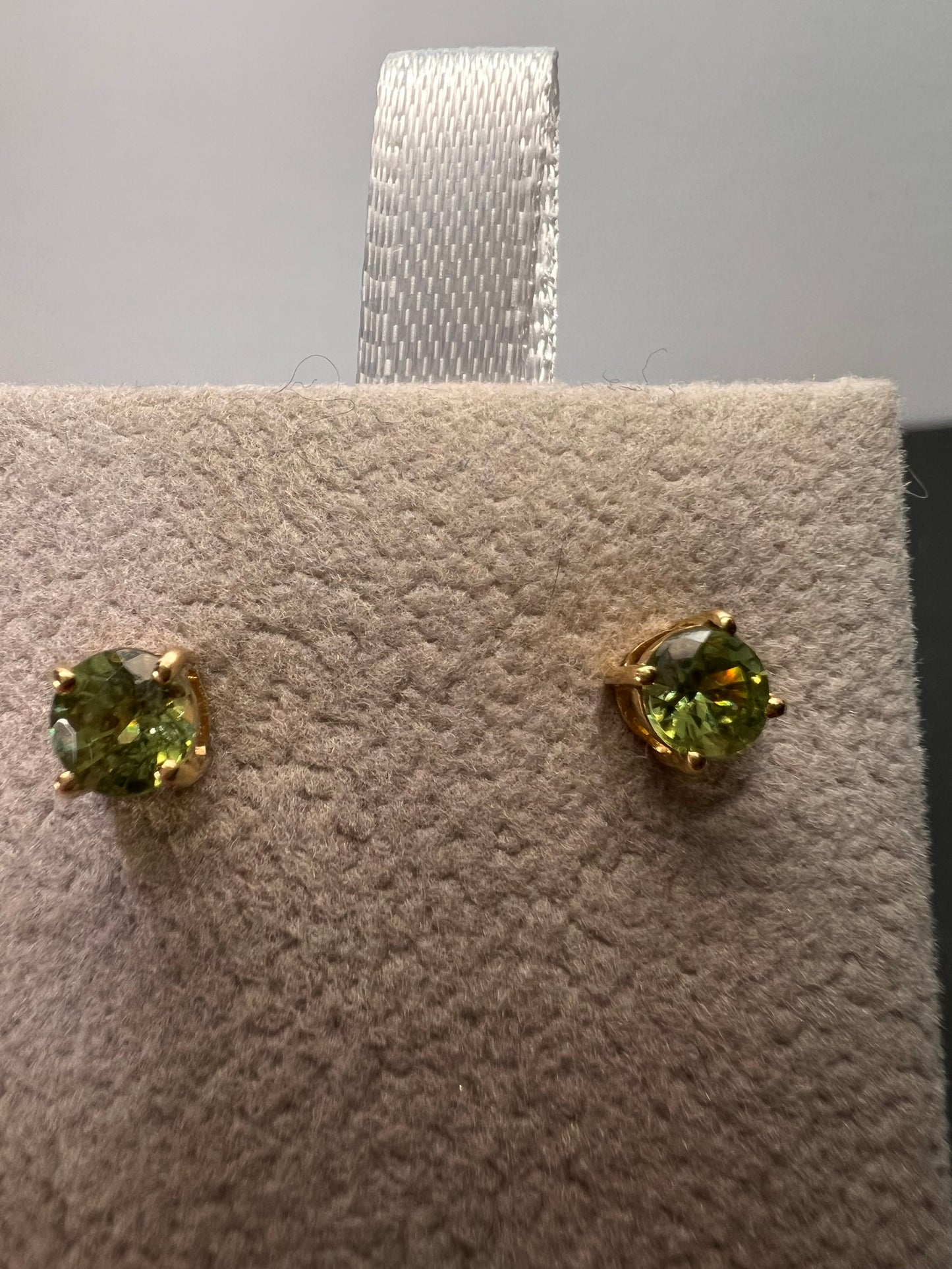 14k gold 4.5mm mint peridot stud earrings